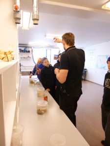 Ýmislegt forvitnilegt var til sýnis í rannsóknaaðstöðunni.