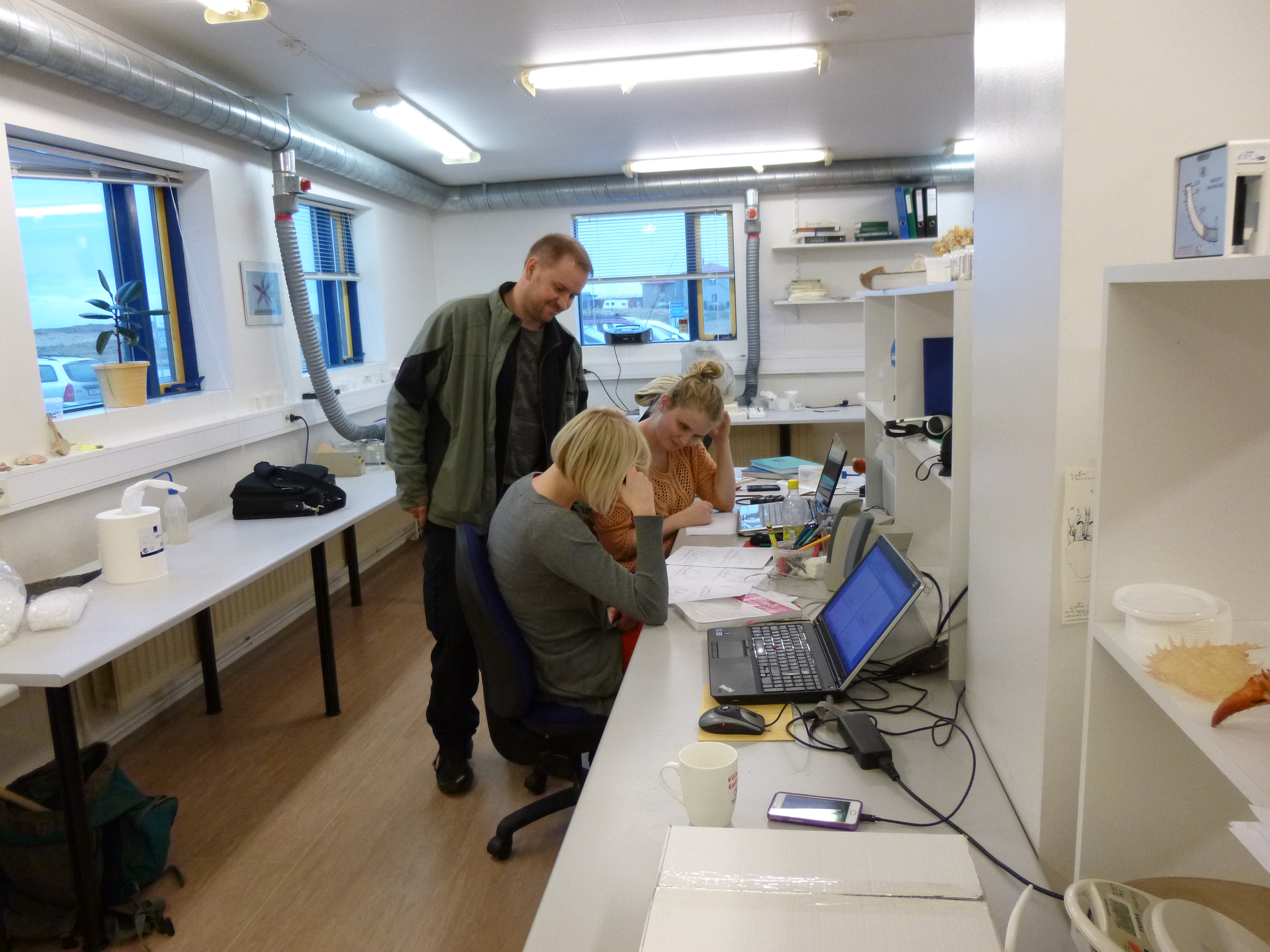 Hér eru þær Sunna og Íris með Halldóri Pálmari Halldórssyni, forstöðumanni Rannsóknaseturs HÍ á Suðurnesjum, en hann er annar tveggja leiðbeinenda í verkefninu